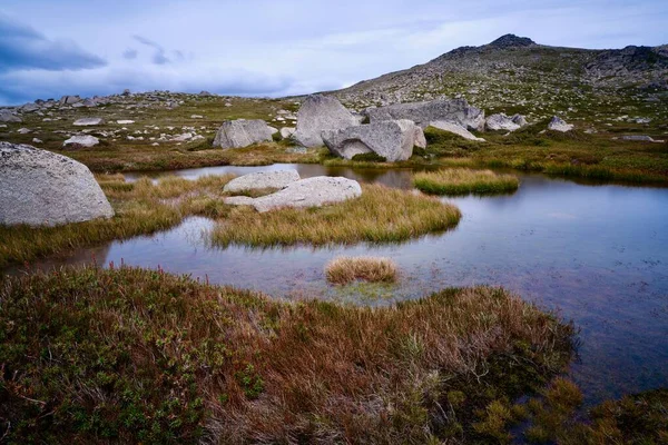 Dağın Ortasında Küçük Bir Göl — Stok fotoğraf