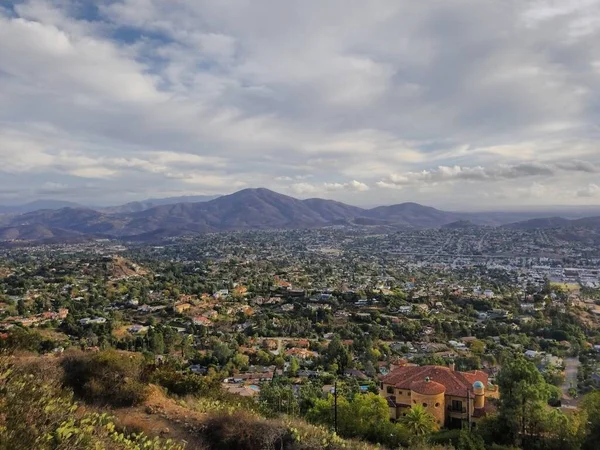 Bulutlu Bir Günde Tepelerin Yakınındaki Yeşillikte Bir Şehrin Hava Manzarası — Stok fotoğraf