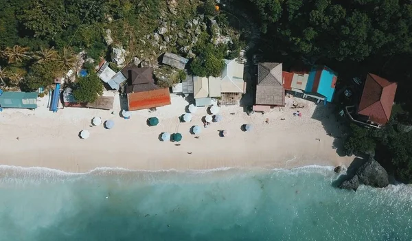 Eine Luftaufnahme Von Kleinen Häusern Und Sonnenschirmen Strand — Stockfoto