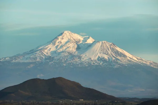 Uma Vista Pico Montanhas Cobertas Neve Cobertas Pela Luz Solar — Fotografia de Stock