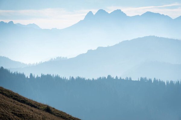 Красивый силуэт голубых гор