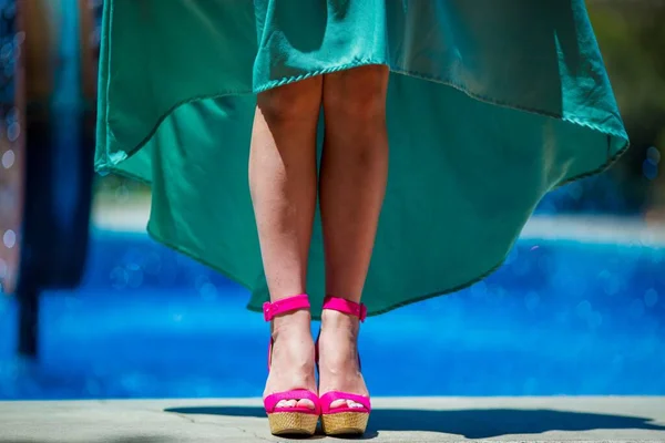 Een Vrouw Een Turquoise Jurk Roze Schoenen — Stockfoto