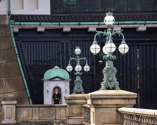 Tokyo Daki Mparatorluk Sarayı Nın Önünde Duran Bir Muhafız — Stok fotoğraf
