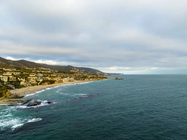 Kayalıklarda bina olan bir sahil kasabasının havadan görünüşü.