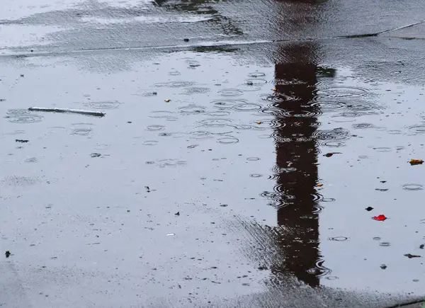 Chão Molhado Com Reflexo Poste Rua Dia Chuvoso Columbus Ohio — Fotografia de Stock