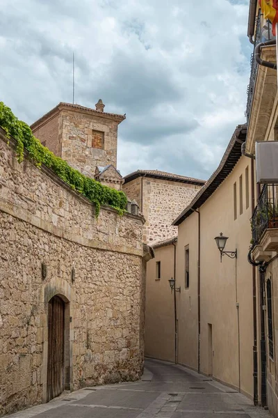 Tiro Vertical Uma Rua Estreita Antigo Bairro Salamanca Espanha — Fotografia de Stock