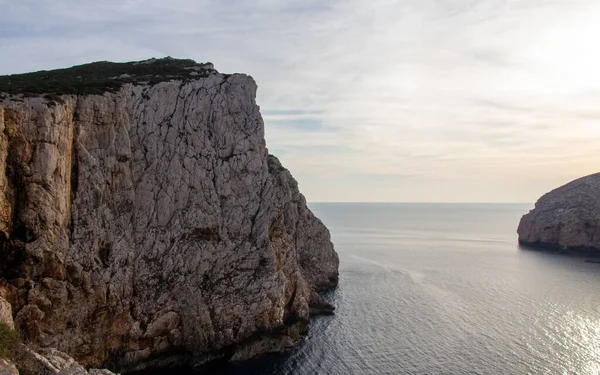 Ένας Βραχώδης Γκρεμός Στη Θάλασσα — Φωτογραφία Αρχείου