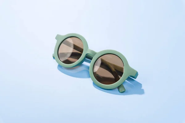 Gros Plan Lunettes Soleil Bleues Isolées Sur Fond Bleu — Photo