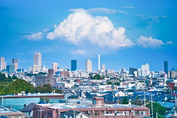 Fantastisk Stadsbild Med Vita Höga Hyreshus Dagsljus — Stockfoto