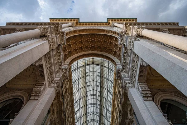 Una Foto Angolo Basso Della Galleria Vittorio Emanuele Milano — Foto Stock