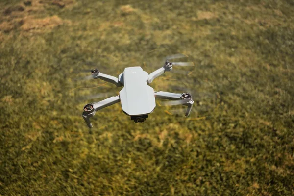 Nahaufnahme Einer Drohne Die Einem Feld Fliegt — Stockfoto