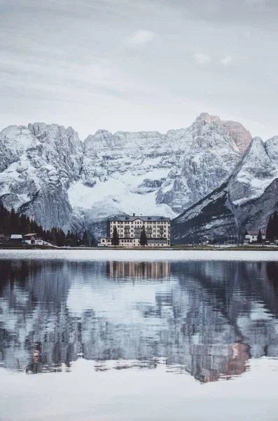 Vertikální Záběr Grand Hotelu Jezera Misurina Zasněženými Horami Pozadí — Stock fotografie