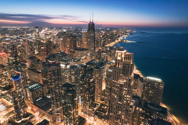 Egy Légi Kilátás Megvilágított Chicagói Városkép Alatt Naplemente Kilátással Michigan — Stock Fotó