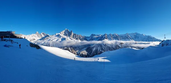 Het Uitzicht Het Besneeuwde Berglandschap Boven Wolken Onder Blauwe Lucht — Stockfoto