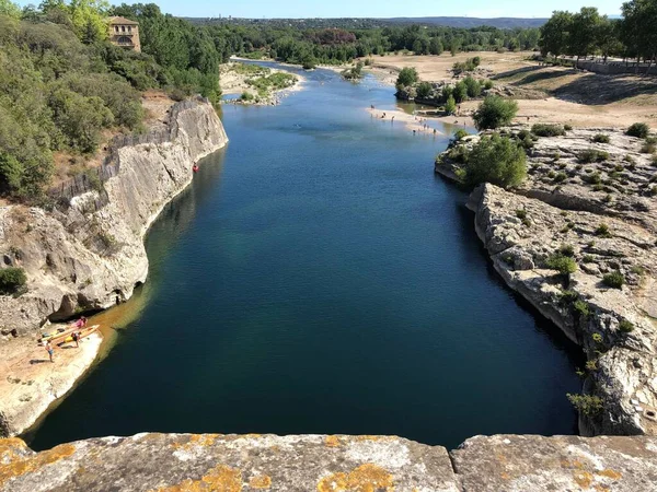 Una Vista Del Río Desde Puente Pont Gard Rodeado Rocas —  Fotos de Stock