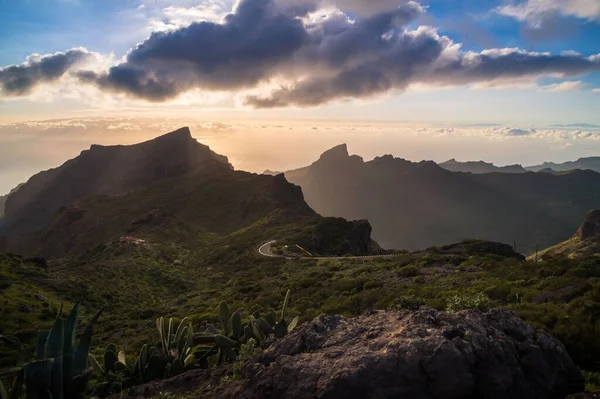 Een Luchtfoto Van Een Prachtige Bergketen Met Een Wolkenlandschap Zonlicht — Stockfoto