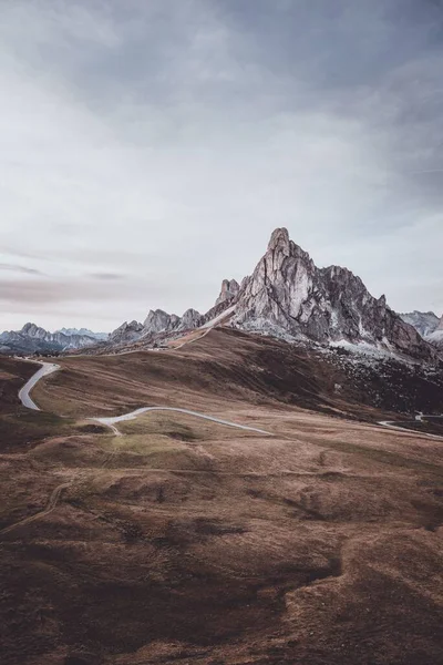 Uma Vista Vertical Montanha Giau Pass Itália Estradas Que Levam — Fotografia de Stock