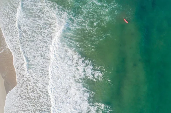 Вид Повітря Пляжний Серфер Чекає Хорошу Хвилю Гарний Природний Морський — стокове фото