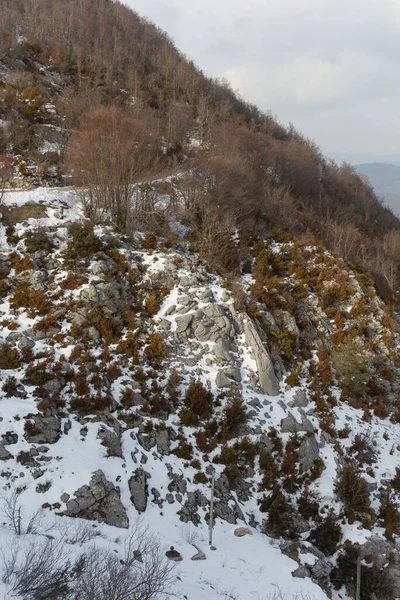 雪の下の崖の上の道路の垂直ショットVassiux Vercors — ストック写真