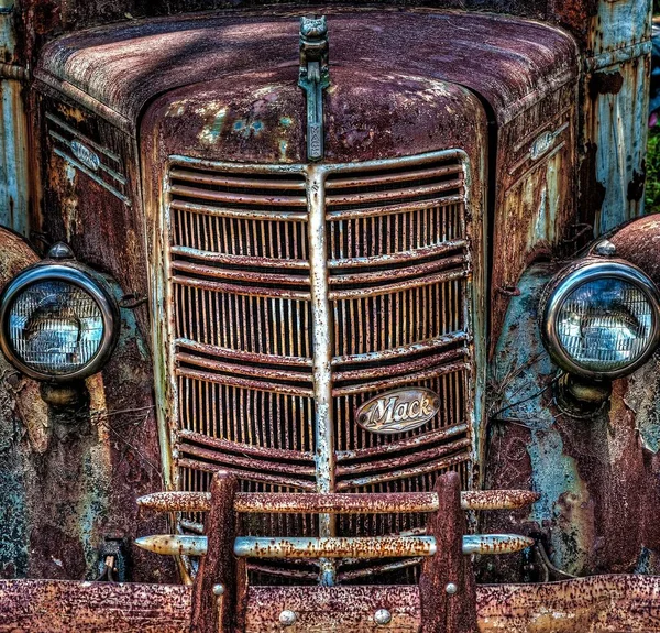 ヴィンテージのマックトラックの錆びたフロントグリル — ストック写真