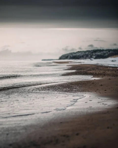 Tiro Vertical Mar Báltico Congelado Lavando Praia Areia Inverno — Fotografia de Stock