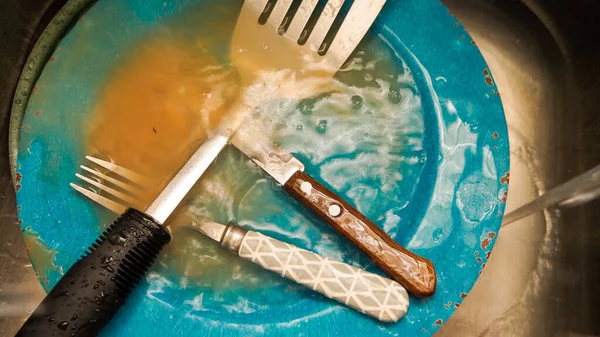 Een Vuile Vork Lepel Een Blauwe Plaat Een Vaatwasser — Stockfoto