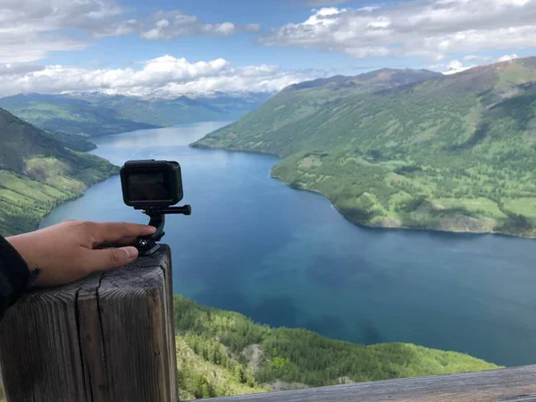 Eine Männliche Hand Hält Eine Kamera Und Filmt Eine Landschaft — Stockfoto
