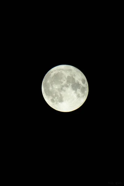 Вертикальный Крупный План Полной Луны Фоне Черного Неба — стоковое фото