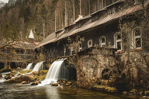 Nehre Dökülen Şelaleli Köprünün Arkasındaki Eski Güzel Orman Evi — Stok fotoğraf