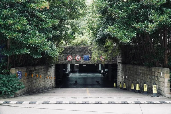 Droga Podziemnego Parkingu Znakami Ścianie Chinach — Zdjęcie stockowe