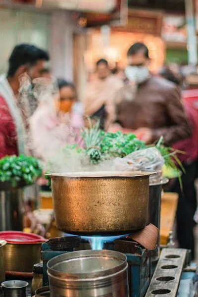 濁った背景の器茶愛好家に用意されているインド茶の垂直ショット — ストック写真