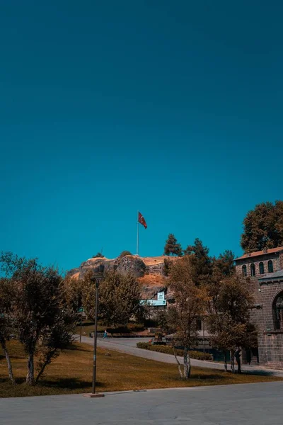 Tiro Vertical Uma Bela Montanha Com Bandeira Turca Diyarbakir Turquia — Fotografia de Stock