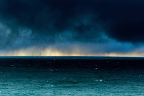 Blauwe Stormachtige Wolken Boven Rustig Zeewater Met Heldere Gele Horizon — Stockfoto