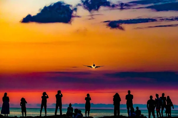 Silhouettes People Beach Airplane Flying Colorful Sky Clouds — Stock Photo, Image