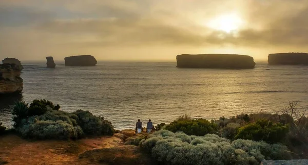 Uma Majestosa Paisagem Marinha Duas Pessoas Sentadas Costa Oceano Antártico — Fotografia de Stock