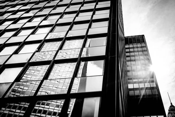 Uma Foto Ângulo Baixo Wall Street Glass Building Nova York — Fotografia de Stock