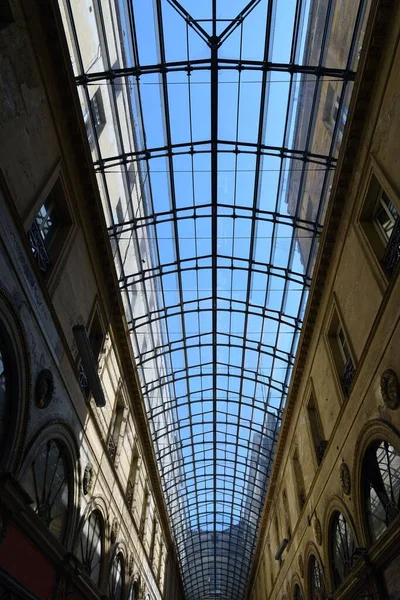 Plano Vertical Bajo Ángulo Largo Techo Cristal Edificio Burdeos Francia —  Fotos de Stock