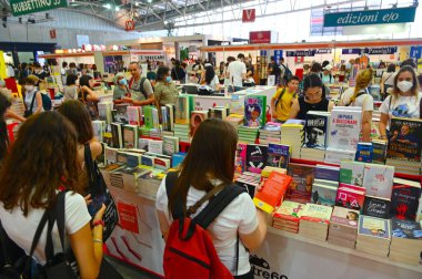 İtalya, Torino 'daki Uluslararası Kitap Fuarı' nda bir kitap standının yanında duran bir grup genç kadın.