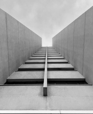 Yüksek bir binanın gri tonlu görüntüsü.