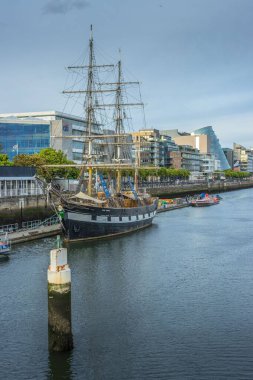 Dublin Rıhtım bölgesinde güzel bir gemi manzarası