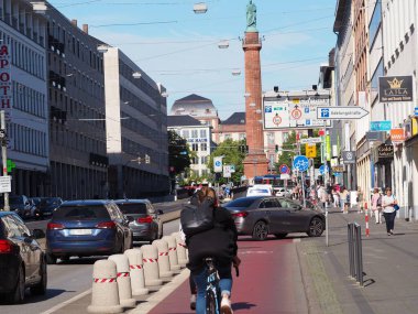 Darmstadt, Almanya 'da araba ve bisikletçilerin sokak manzarası