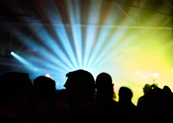 Sahne Işıklarıyla Konserdeki Kalabalık Bir Yıldız Patlaması Yaratıyor — Stok fotoğraf