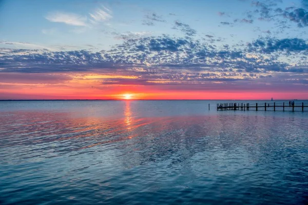 Uma Bela Foto Uma Paisagem Marinha Sob Pôr Sol Rosa — Fotografia de Stock