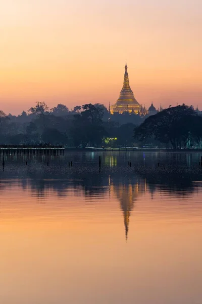General Aung San Park Yangon Dan Shwedagon Pagoda Dikey Çekimi — Stok fotoğraf