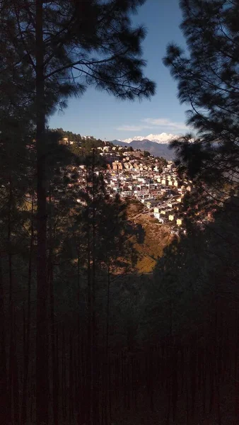 Город Уттаракханде Красивыми Заснеженными Гималайскими Горами Заднем Плане — стоковое фото