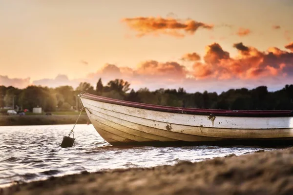 Живописный Вид Лодки Реке Время Оранжевого Заката — стоковое фото