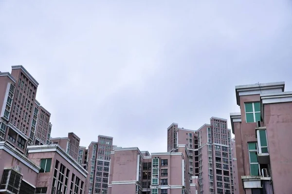 Budynki Mieszkalne Wielopiętrowe Pod Pochmurnym Niebem — Zdjęcie stockowe