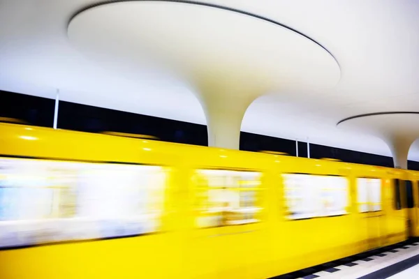 Lång Exponering Gul Bahn Berlin Station — Stockfoto