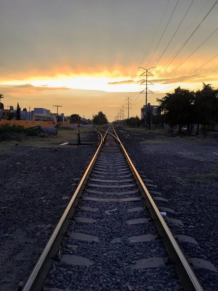 Een Verticaal Shot Van Railroad Tracks Ondergaande Zon — Stockfoto