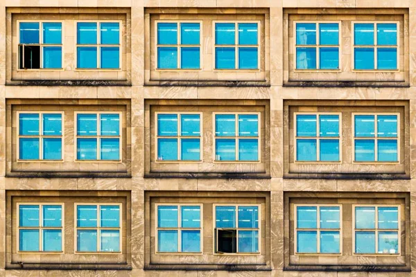 Krásný Výhled Modrá Okna Staré Budovy — Stock fotografie